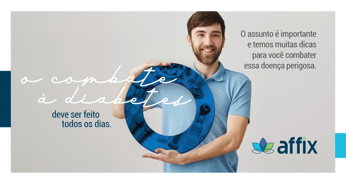 Homem sorridente com barba e camiseta azul segura um círculo azul, símbolo de combate ao diabetes. Ao lado, o texto enfatiza a importância do combate diário ao diabetes, destacando que a prevenção e o cuidado devem fazer parte da rotina de saúde. O logo da Affix está presente, transmitindo compromisso com o bem-estar e a informação sobre essa condição.