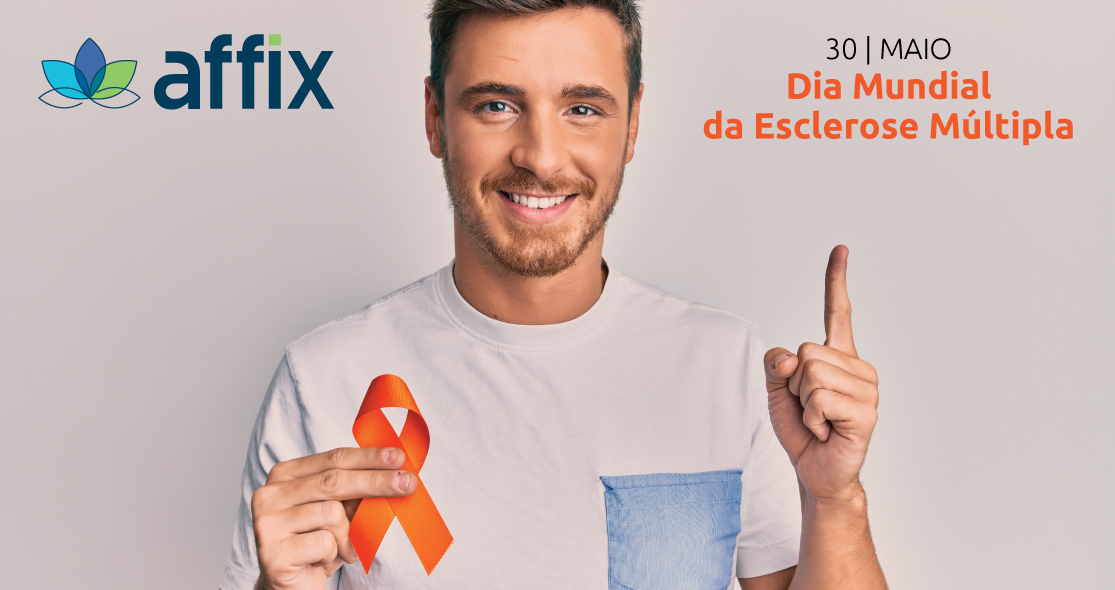 Affix Blog - Homem sorrindo segurando um laço laranja com o texto ao fundo 30 de maio, dia mundial da esclerose múltipla