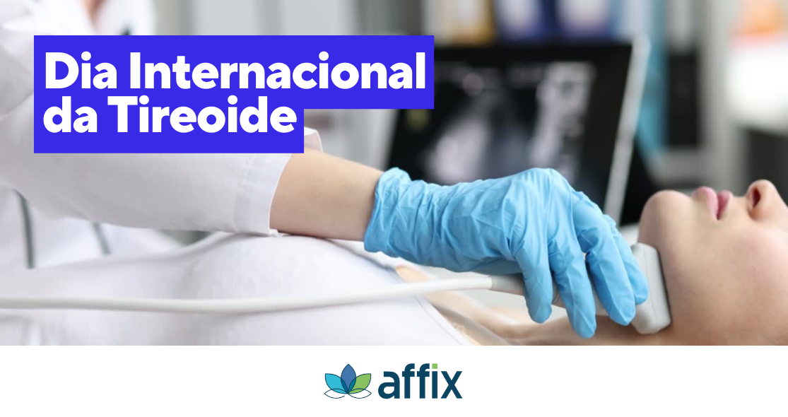 Affix Blog - Mulher deitada sendo examinada por um enfermeiro. Aparece somente a mão. Em destaque a frase Dia internacional da tireoide