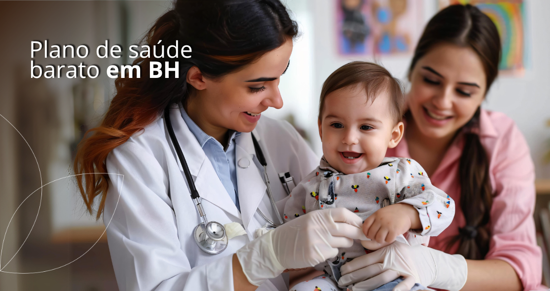 Uma médica com jaleco branco e luvas está segurando um bebê sorridente, enquanto uma mulher, provavelmente a mãe, observa feliz. O ambiente parece ser uma clínica ou consultório médico. O texto na imagem diz: 'Plano de saúde barato em BH'.